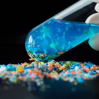 Imagem de A perigosa conexão entre os microplásticos e as superbactérias