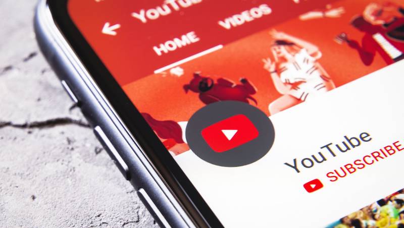 A tela de um celular com o aplicativo do YouTube aberto, mostrando o perfil de um canal.