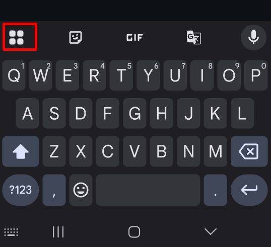 O Gboard para Android, com o ícone de atalhos destacado em vermelho.