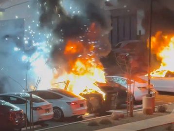 Protestos incendeiam Tesla e ações caem - Coluna do The BRIEF
