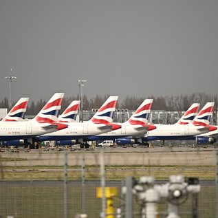 Imagem de Aeroporto de Heathrow é fechado após incêndio e mais de 1,3 mil voos são cancelados