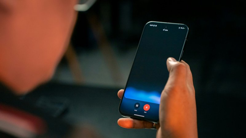 Foto de uma pessoa segurando um celular com o Google Gemini Live