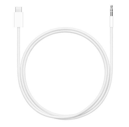 Um cabo de áudio USB-C de um lado e para entradas de 3,5 mm do outro na cor branca, entrelaçado no meio e com as pontas apontadas para cima.