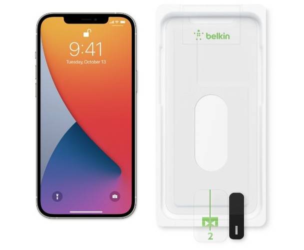 Um celular iPhone 12 Pro Max com a tela voltada para cima e, à direita, uma película para telas ainda na embalagem.