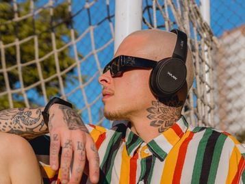 Fones e caixas de som WAAW By Alok a partir de R$ 34; confira sugestões