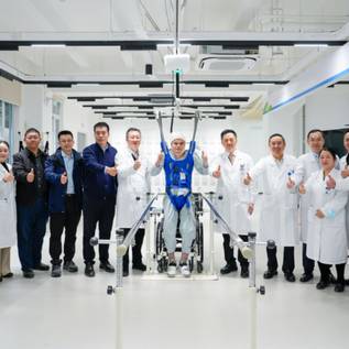 Imagem de Pacientes paralisados voltam a andar após implante cérebro-espinhal inovador feito na China
