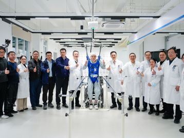 Pacientes paralisados voltam a andar após implante cérebro-espinhal inovador feito na China