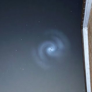 Imagem de Aliens, galáxia ou avião? Cientistas explicam espiral no céu que assustou europeus
