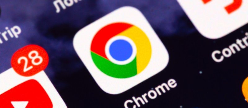 A logo do navegador Google Chrome em forma de ícone na tela inicial do iPhone.