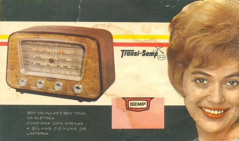 Um antigo anúncio de revista de um rádio PT-76 da Semp. Ao lado de uma imagem do aparelho, o rosto de uma mulher de batom sorridente.