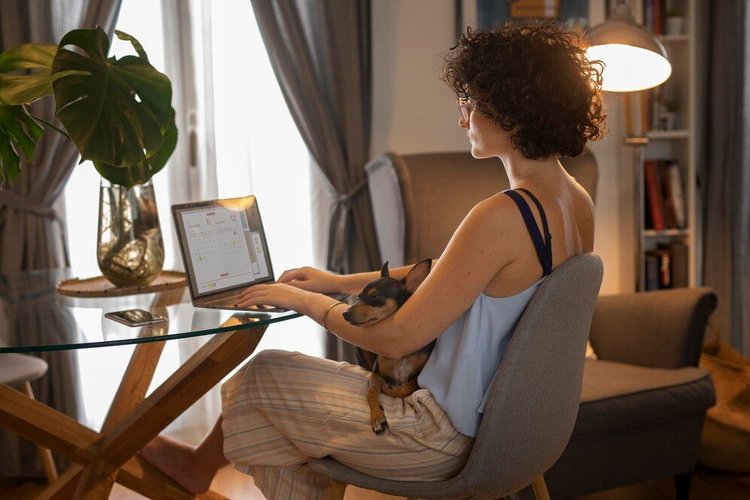 Pessoa trabalhando de home office.
