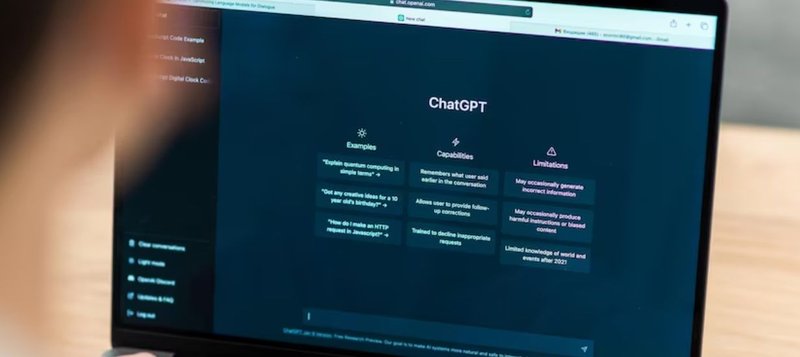 Uma tela de computador com o ChatGPT aberto.