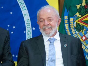 Grok diz que votaria em Lula e elogia Alexandre de Moraes em respostas a usuários do X