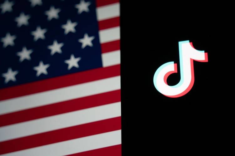 Foto do ícone do TikTok ao lado da bandeira dos EUA