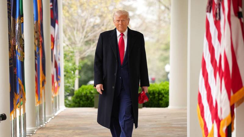 Trump caminha na Casa Branca