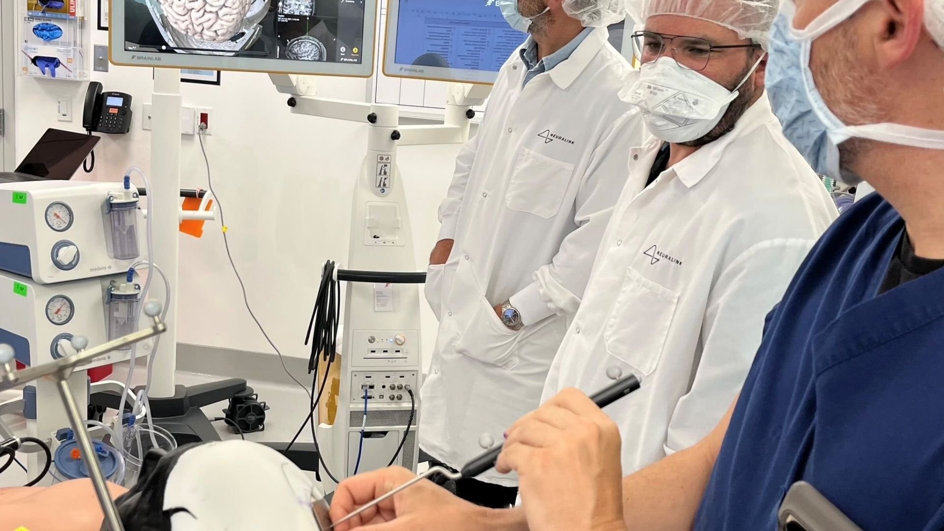 Iniciativa de Elon Musk, Neuralink expande testes de chip cerebral para o Reino Unido A Neuralink, empresa de Elon Musk, está expandindo seus testes clínicos para o Reino Unido após a aprovação da Agência Reguladora de Medicamentos e Produtos de Saúde do país. O objetivo é implantar chips cerebrais em sete pacientes que sofrem de paralisia grave, seja por lesões na medula espinhal ou doenças como a Esclerose Lateral Amiotrófica (ELA). Os dispositivos, do tamanho de uma moeda, permitirão que os voluntários controlem smartphones e tablets apenas com o pensamento, um avanço significativo para a tecnologia de Interface Cérebro-Computador (BCI). neuralink-implante-cerebral-inscricao-1.jpeg