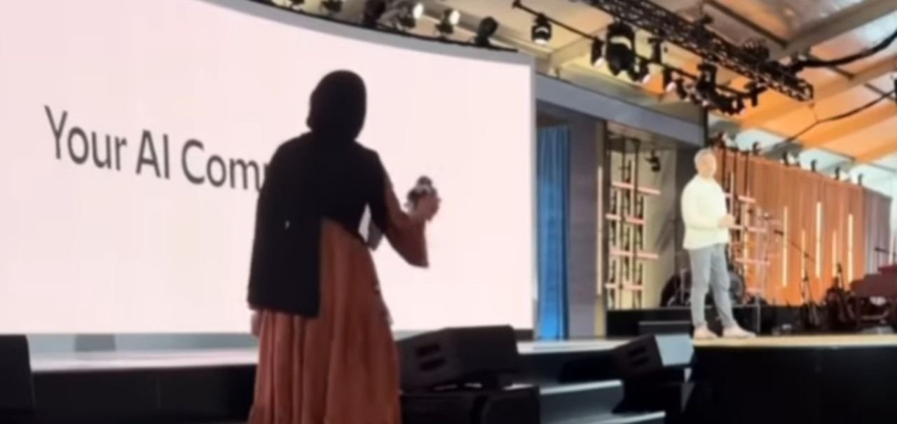 “Microsoft has blood in his hands,” he says, an employee during the anniversary of the company.