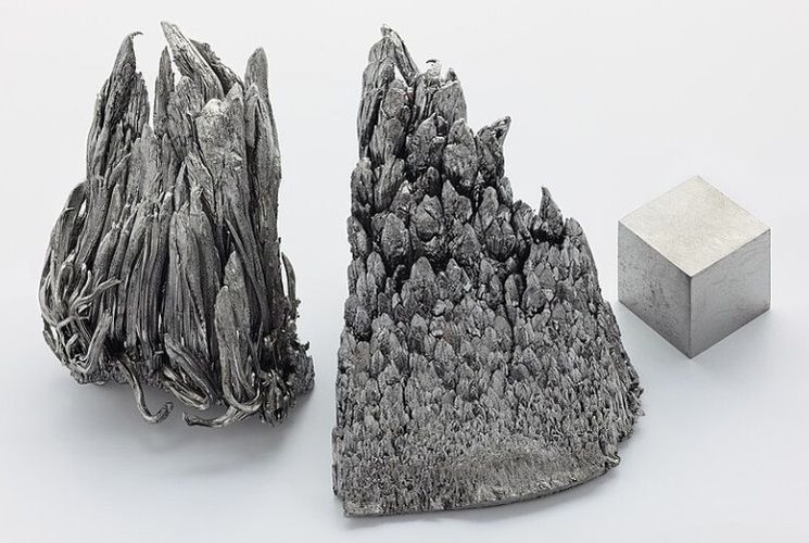 o ítrio em três formatos diferentes, incluindo um cubo.