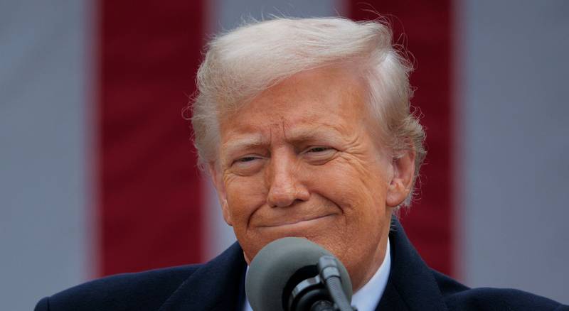 O presidente dos EUA, Donald Trump, com uma cara contrariada na frente de um microfone.