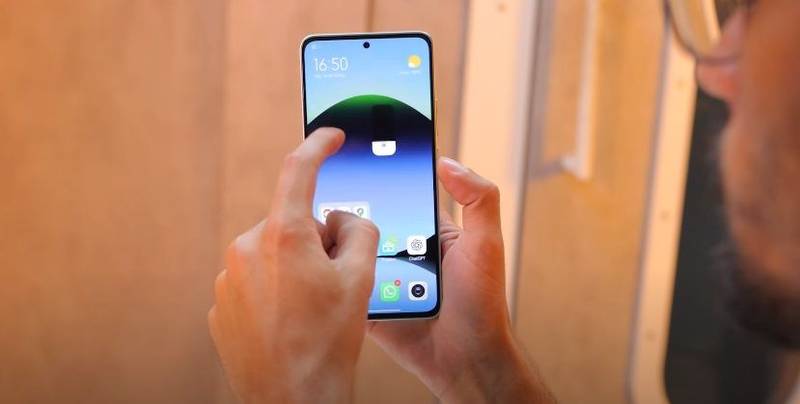 A tela do Redmi Note 14 com o brilho no máximo.