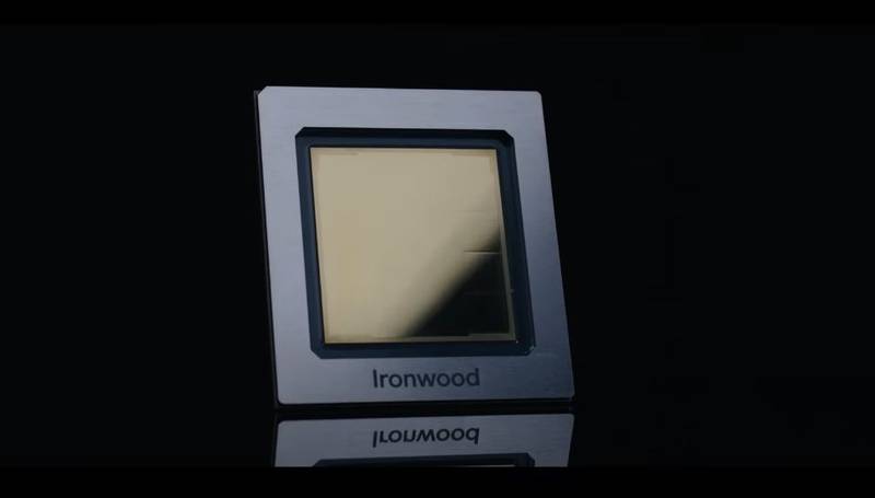 Um chip Ironwood da Google de pé, em um fundo escuro.