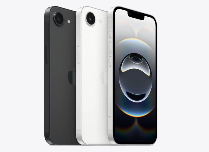 três iphone 16e , dois deles vistos de trás nas cores preta e branca, e o último virado de frente para a câmera em um fundo monocromático branco.