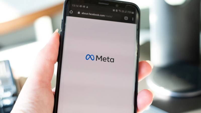 Foto de um celular com a logo da Meta