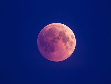 Como foi a Lua Rosa que iluminou os céus no final de semana? Veja imagens!