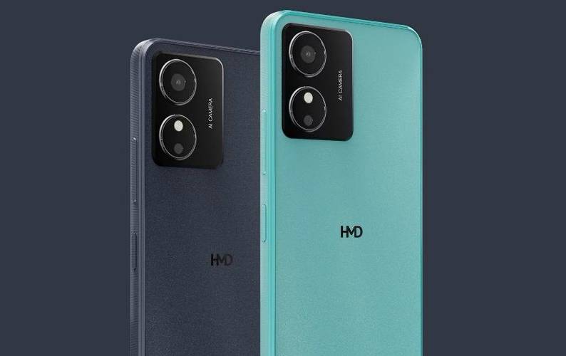 o celular HMD Key em duas cores, preto e azul, visto de trás em um fundo monocromático.