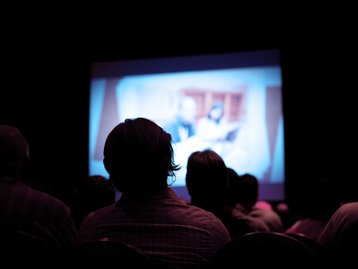 As pessoas não sabem mais assistir filmes no cinema? 