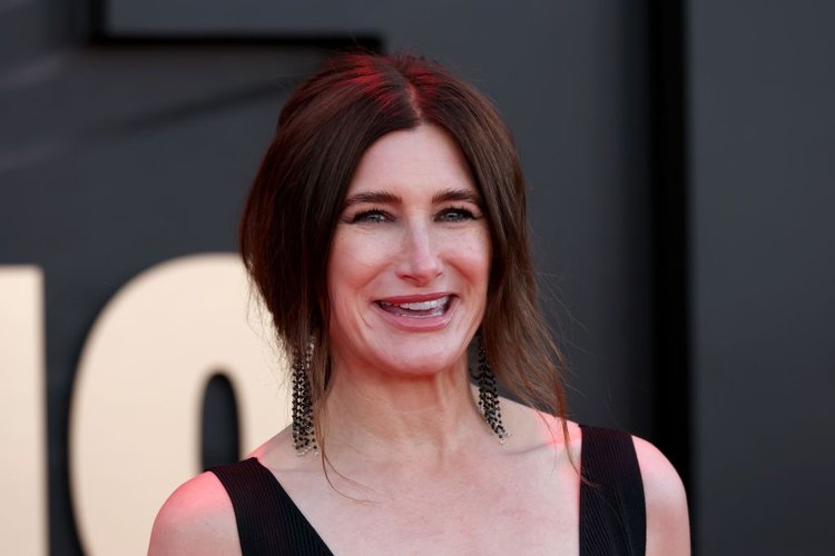 Kathryn-Hahn-pam-beesley