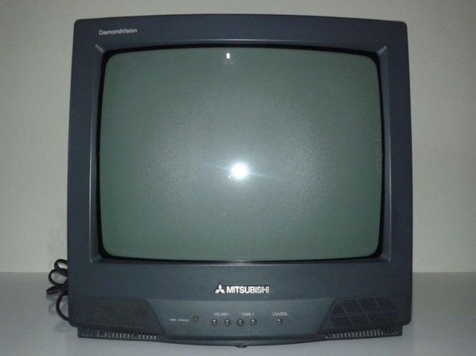Uma TV DiamondVision da Mitsubishi em cima de uma bancada.