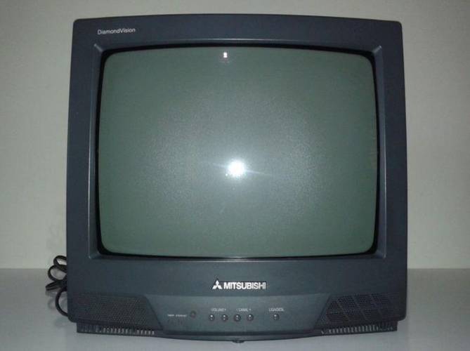 Uma TV DiamondVision da Mitsubishi em cima de uma bancada.
