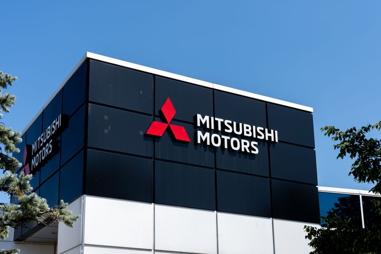 A logo da Mitsubishi Motors em um prédio.
