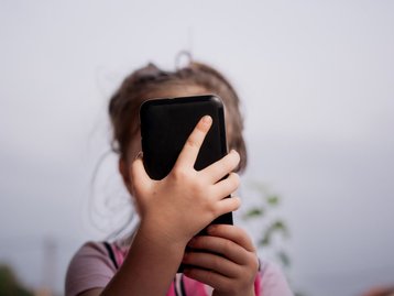 Governo vai desenvolver app para controlar acesso de menores nas redes sociais
