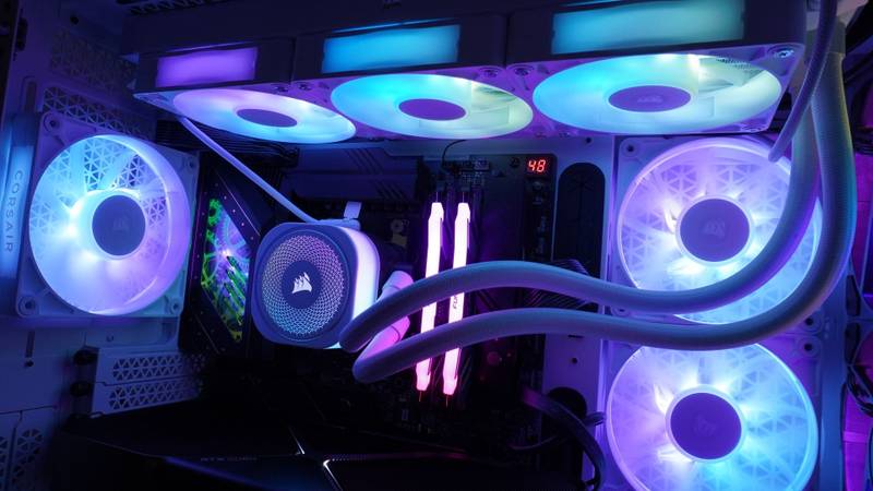 Montagem de PC gamer com as ventoinhas da Corsair