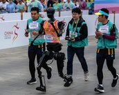 China faz primeira meia-maratona do mundo com corredores humanos e robôs