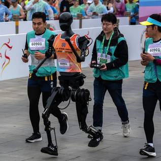 Imagem de China faz primeira meia-maratona do mundo com corredores humanos e robôs