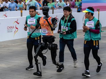 China faz primeira meia-maratona do mundo com corredores humanos e robôs