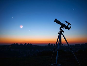 Alinhamento raro entre a Lua e planetas formará 'rosto sorridente' no céu; saiba como observar