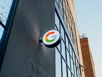 Google paga 'enorme quantia em dinheiro' para ter Gemini em celulares Samsung, revela executivo