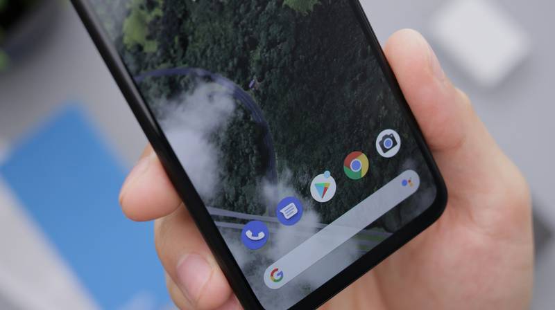 Foto de um celular Android na tela principal