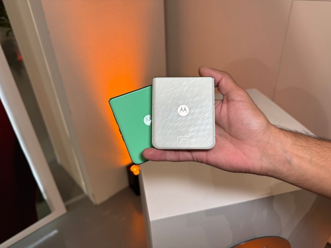 motorola-razr60.JPG
