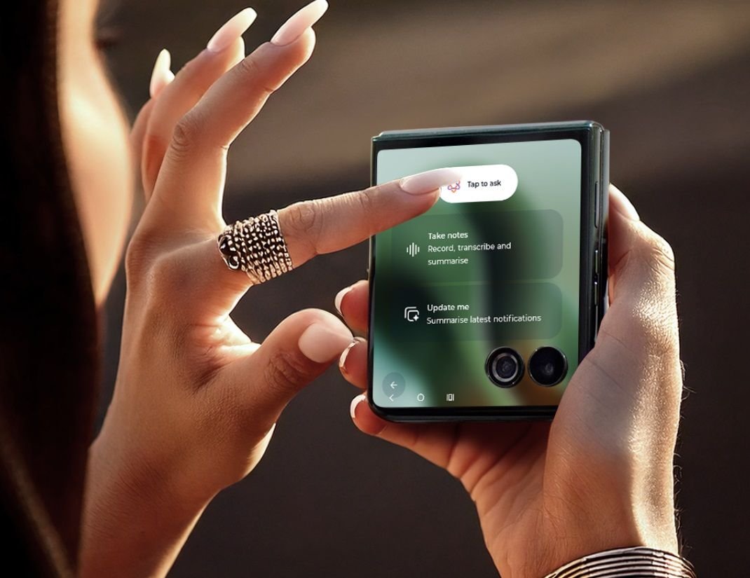 Moto Razr 60's AI functions, a person is closed on the screen with the left indicator.