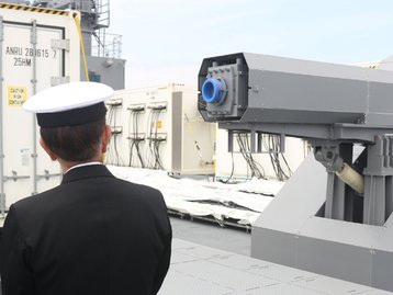 Japão testa navio equipado com arma de canhão eletromagnético; conheça o JS Asuka