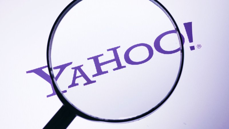 Foto do logo do Yahoo ampliado com uma lupa