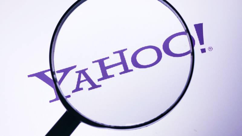 Foto do logo do Yahoo ampliado com uma lupa