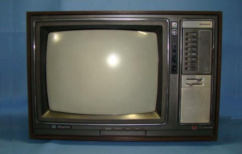 um televisor antigo da Sharp em um fundo azul.