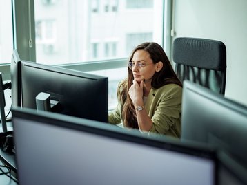 Trabalhadores podem economizar 122 horas por ano se adotarem a IA, afirma Google