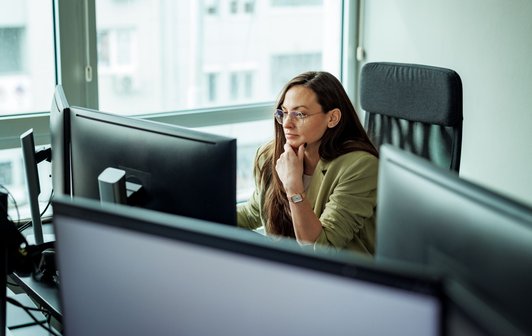 Imagem de: Trabalhadores podem economizar 122 horas por ano se adotarem a IA, afirma Google